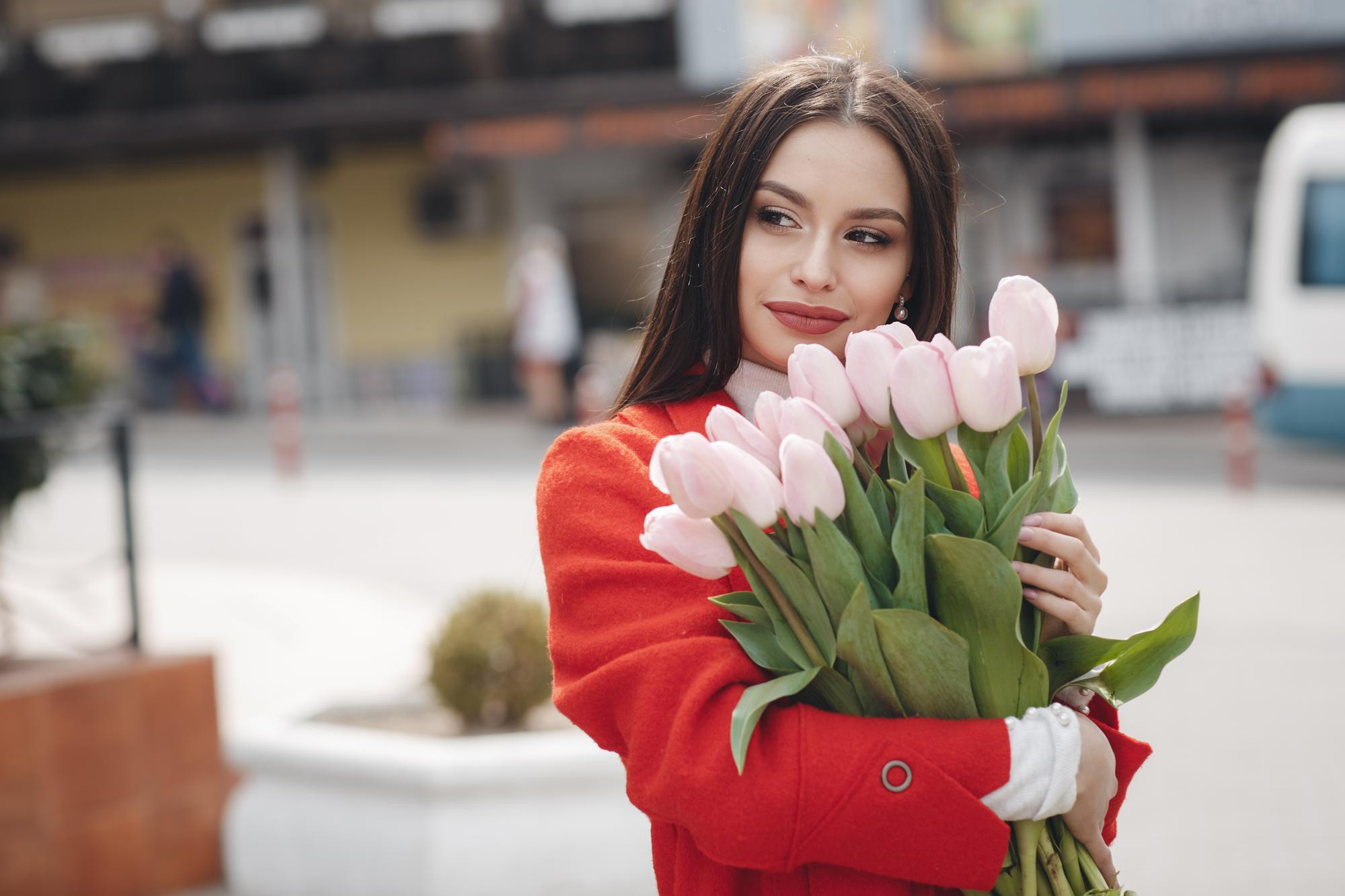 Українки сказали, чи будуть святкувати 8 березня і які подарунки хочуть отримати (відео)